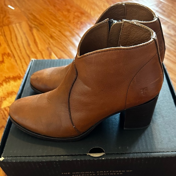 PRICE TO SELL🎉🎉 FRYE Carly Zip Chelsea Ankle Boots EUC whiskey brown sz 7 - Picture 2 of 7